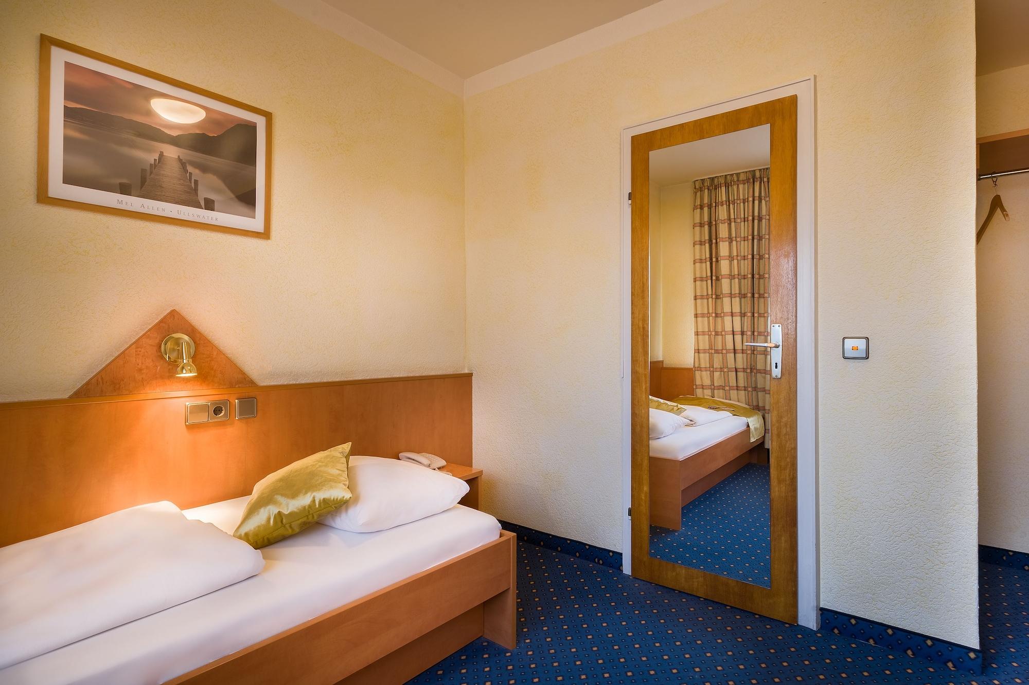 Scope Hotel Greif คาร์ลสรูเฮอ ภายนอก รูปภาพ