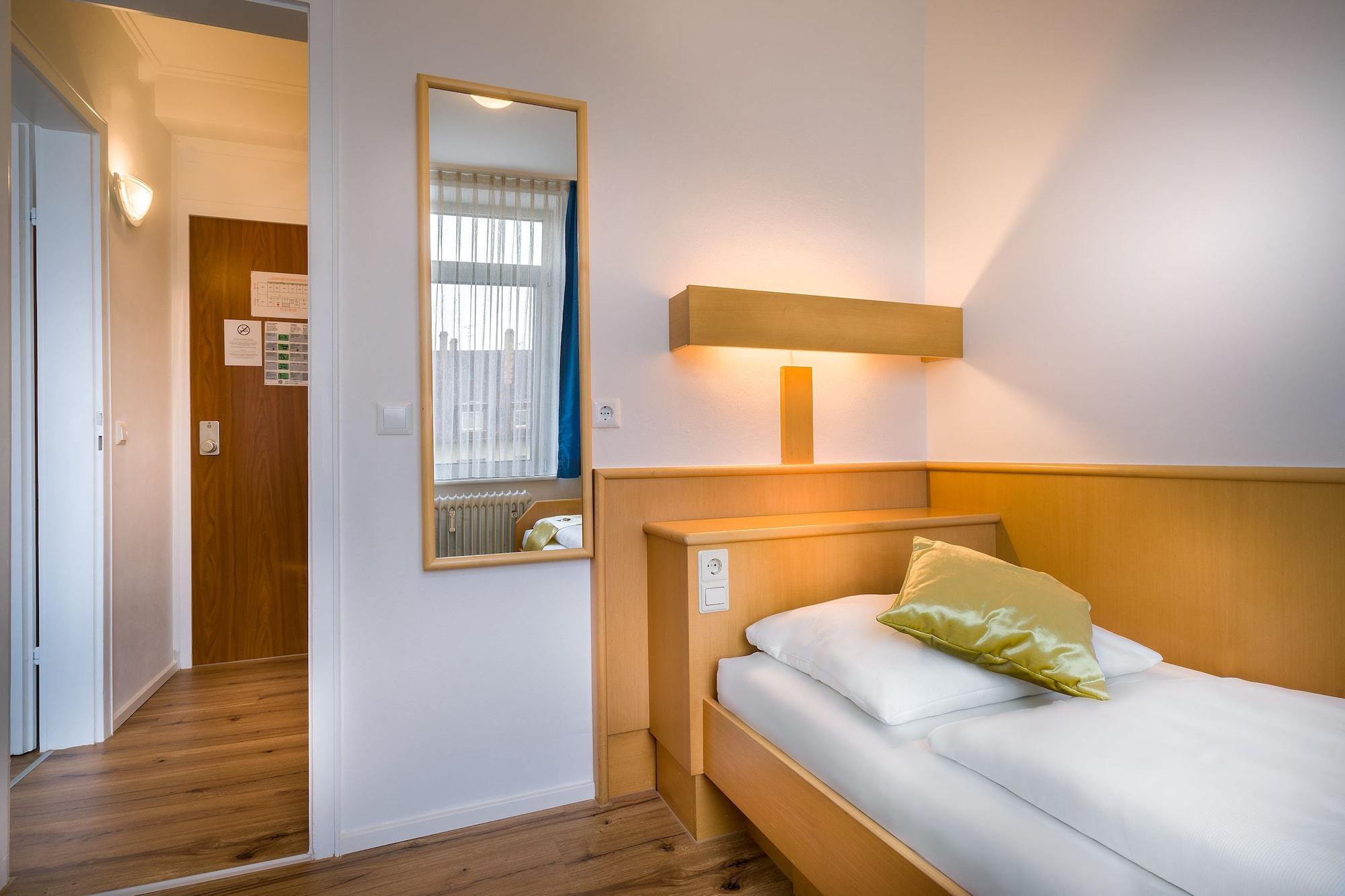 Scope Hotel Greif คาร์ลสรูเฮอ ภายนอก รูปภาพ