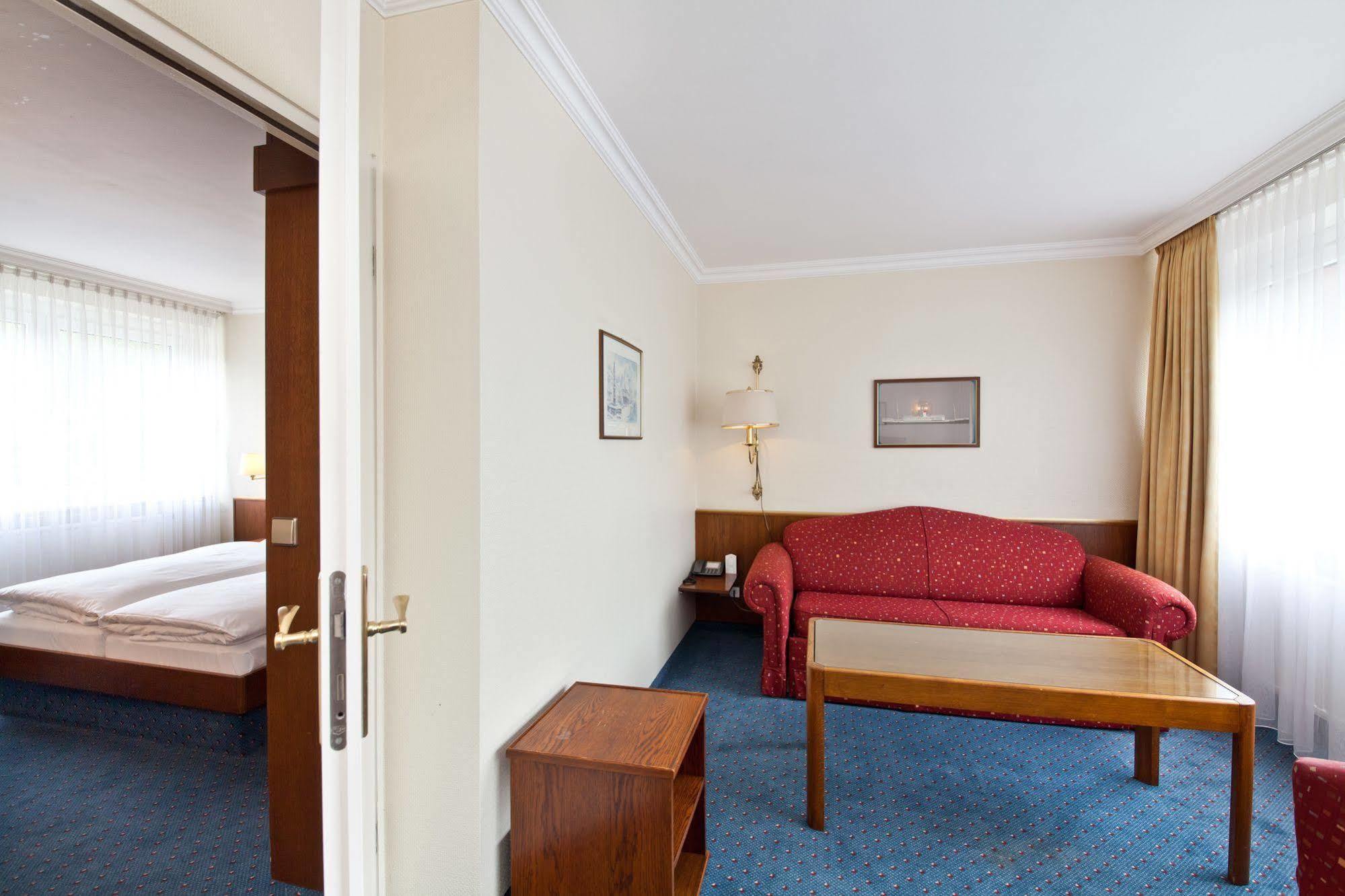 Scope Hotel Greif คาร์ลสรูเฮอ ภายนอก รูปภาพ